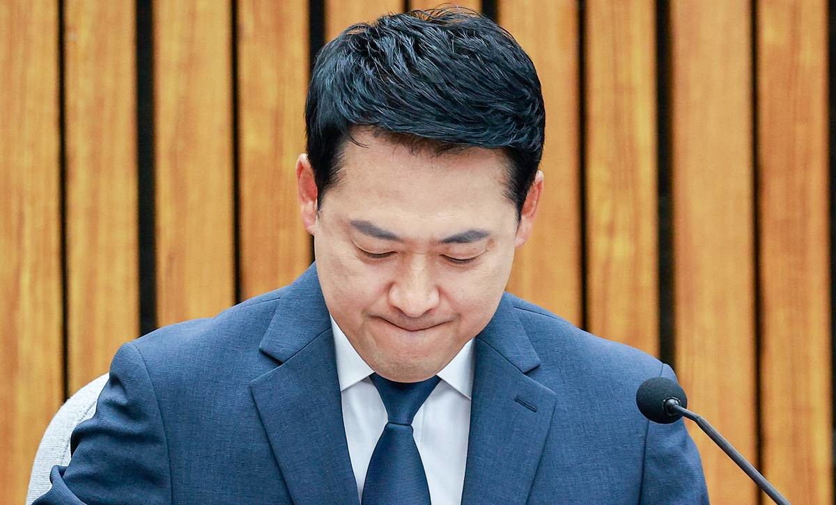 장동혁 국민의힘 대표가 전날 오후 서울 여의도 국회에서 열린 '6·3 지방선거 투표용지 부족 사태 관련 국민 참정권 회복을 위한 시국선언 대학생 간담회'에 참석해 자료를 살피고 있다 / 뉴스1