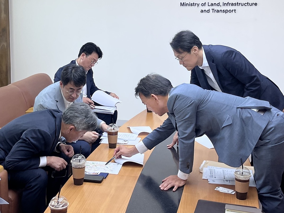 최현덕 남양주시장 당선인(오른쪽)이 김이탁 국토교통부 제1차관(왼쪽)에게 남양주시의 현안사항을 설명하고 있다