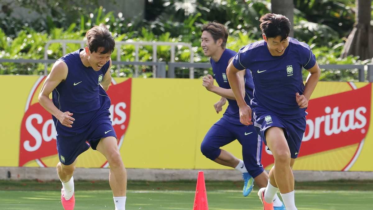 2026 북중미 월드컵에 출전하는 대한민국 축구 국가대표팀 이재성과 손흥민이 10일(현지시간) 멕시코 과달라하라 인근 사포판에 위치한 치바스 바예 베르데에서 훈련을 하고 있다. / 뉴스1