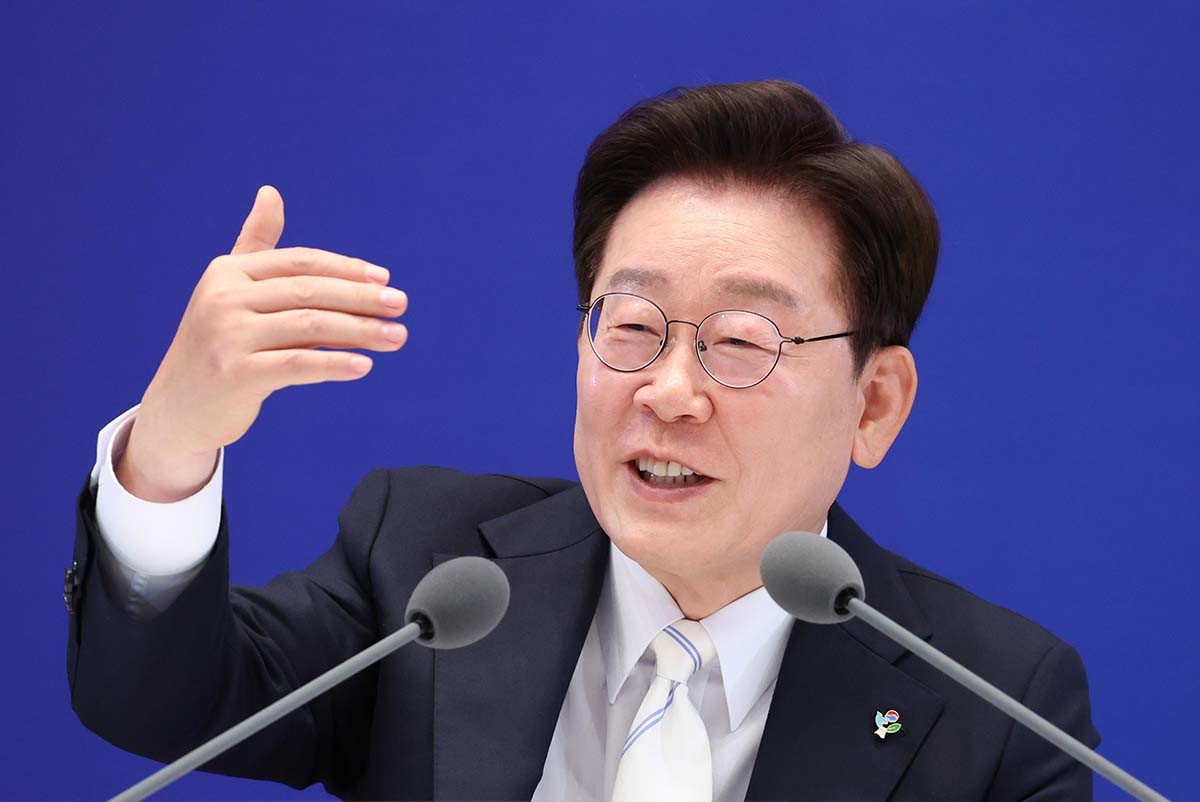 이재명 대통령이 8일 청와대 영빈관에서 열린 취임 1주년 기자회견에서 취재진 질문에 답변하고 있다. / 뉴스1