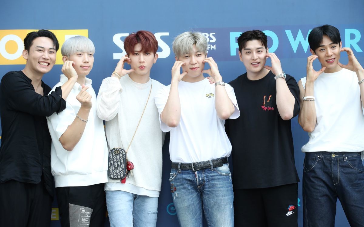 (왼쪽부터) 유키스 멤버 AJ와 훈, 기섭, 수현, 일라이, 알렉산더. / 뉴스1