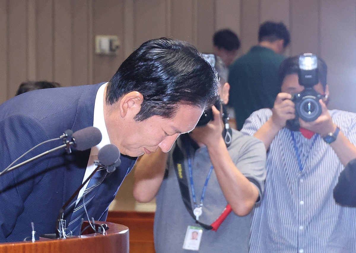 정청래 더불어민주당 대표가 11일 서울 여의도 국회에서 열린 의원총회에서 인사하고 있다.     이날 열린 비공개 의원총회에서 정청래 대표 사퇴 요구가 나온 것으로 전해졌다. 정청래 지도부의 6·3 지방선거 책임론과 함께 8·17 전당대회를 공정하게 치르기 위해서는 정 대표가 하루빨리 대표직에서 물러나야 한다는 주장이었다.     / 뉴스1