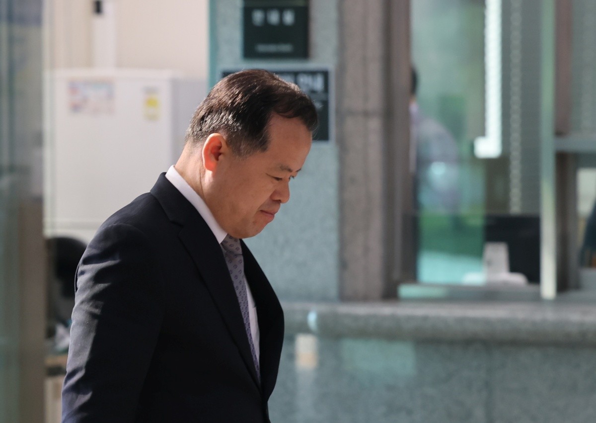 철환 중앙선거관리위원장 직무대행이 11일 검경 합동수사본부 등의 6ㆍ3 지방선거 투표지 부족사태 관련 압수수색이 진행되는 가운데 경기도 과천시 중앙선거관리위원회로 들어가고 있다. / 연합뉴스
