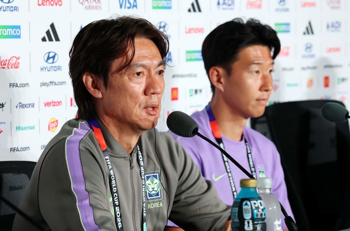 홍명보 대한민국 축구국가대표팀 감독이 지난 10일(현지 시각) 멕시코 할리스코주 사포판 과달라하라 스타디움에서 2026 북중미 월드컵 A조 조별리그 1차전 대한민국과 체코의 경기를 하루 앞두고 열린 공식 기자회견에서 발언을 하고 있다. 오른쪽은 손흥민. / 뉴스1