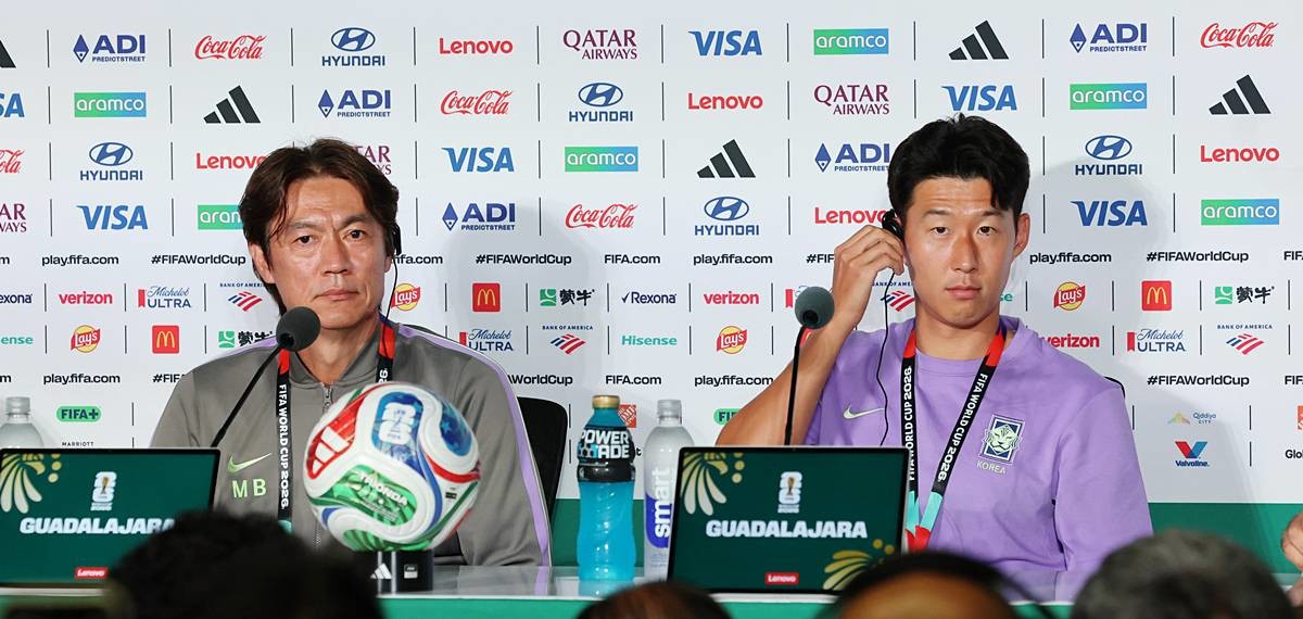 한국 남자 축구 대표팀의 홍명보 감독과 주장 손흥민이 10일(현지시간) 멕시코 과달라하라 스타디움에서 대한민국 축구대표팀 공식 기자회견을 하고 있다. 한국 축구대표팀은 12일(한국시간) 오전 11시 멕시코 과달라하라 스타디움에서 체코를 상대로 북중미 월드컵 조별리그 A조 1차전을 갖는다 / 뉴스1