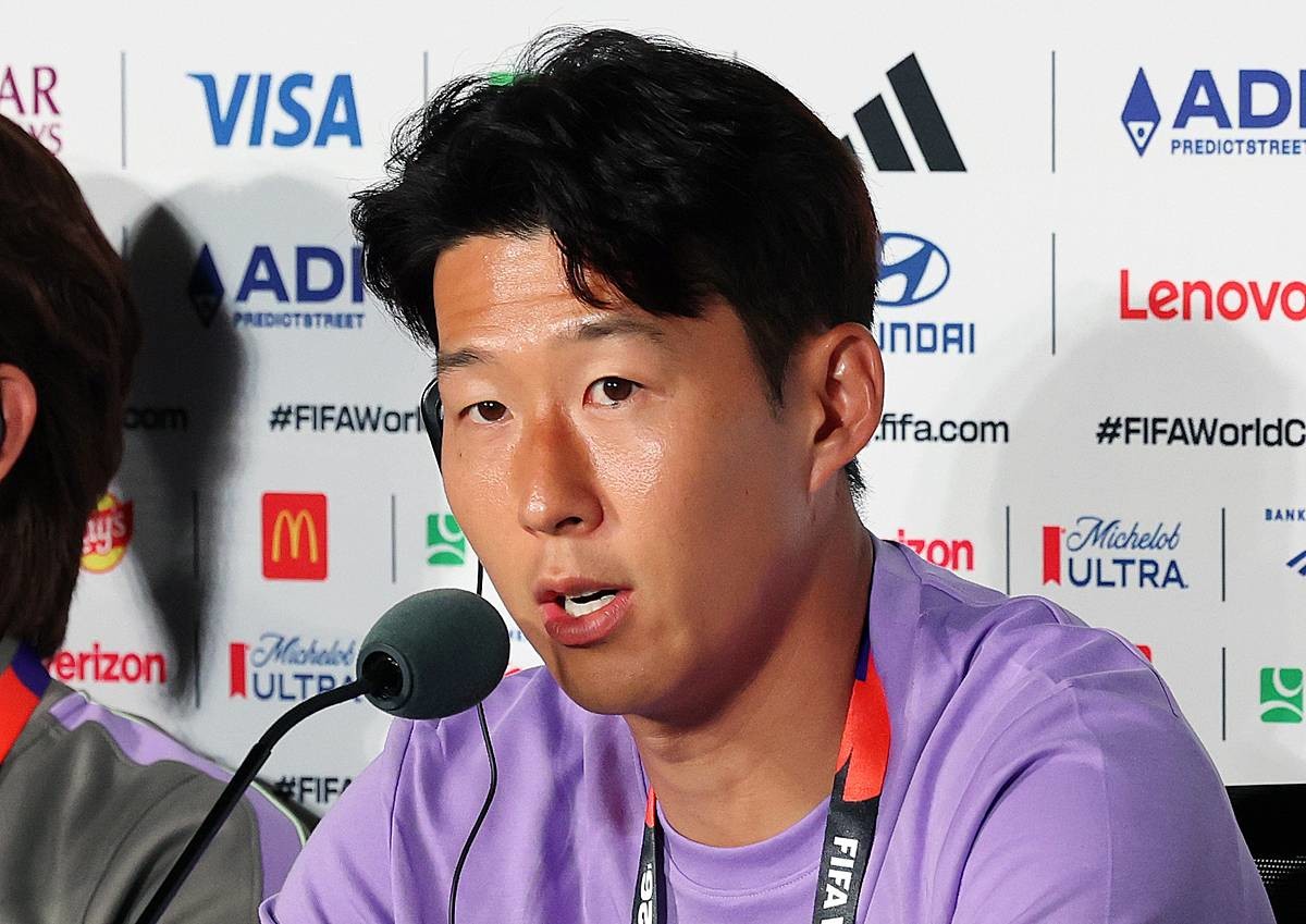 한국 남자 축구 대표팀의 '주장' 손흥민이 10일(현지시간) 멕시코 과달라하라 스타디움에서 대한민국 축구대표팀 공식 기자회견을 하고 있다 / 뉴스1