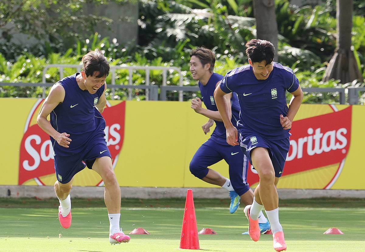 2026 북중미 월드컵에 출전하는 대한민국 축구 국가대표팀 이재성과 손흥민이 10일(현지시간) 멕시코 과달라하라 인근 사포판에 위치한 치바스 바예 베르데에서 훈련을 하고 있다 / 뉴스1