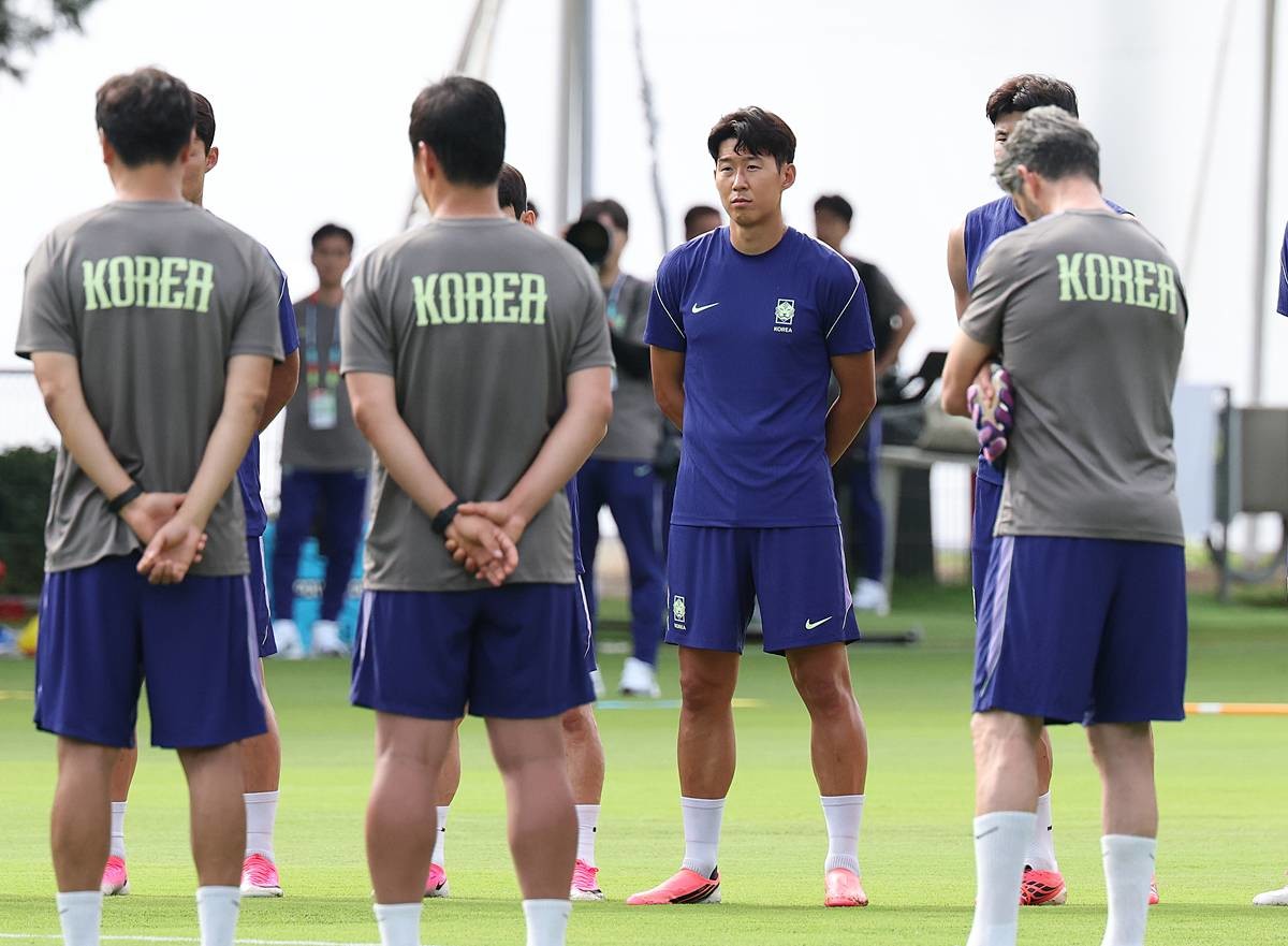 2026 북중미 월드컵에 출전하는 대한민국 축구 국가대표팀 손흥민이 10일(현지시간) 멕시코 과달라하라 인근 사포판에 위치한 치바스 바예 베르데에서 홍명보 감독의 발언을 경청하고 있다 / 뉴스1