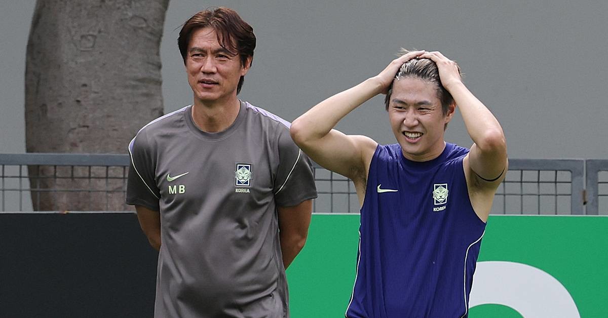 대한민국 축구대표팀 홍명보 감독과 이강인이 지난 6일(현지시간) 멕시코 할리스코 과달라하라에 위치한 '치바스 베르데 바예' 훈련장에서 열린 2026 국제축구연맹(FIFA) 북중미월드컵 피파 커뮤니티 트레이닝(오픈 트레이닝)에서 훈련에 나서고 있다 / 뉴스1