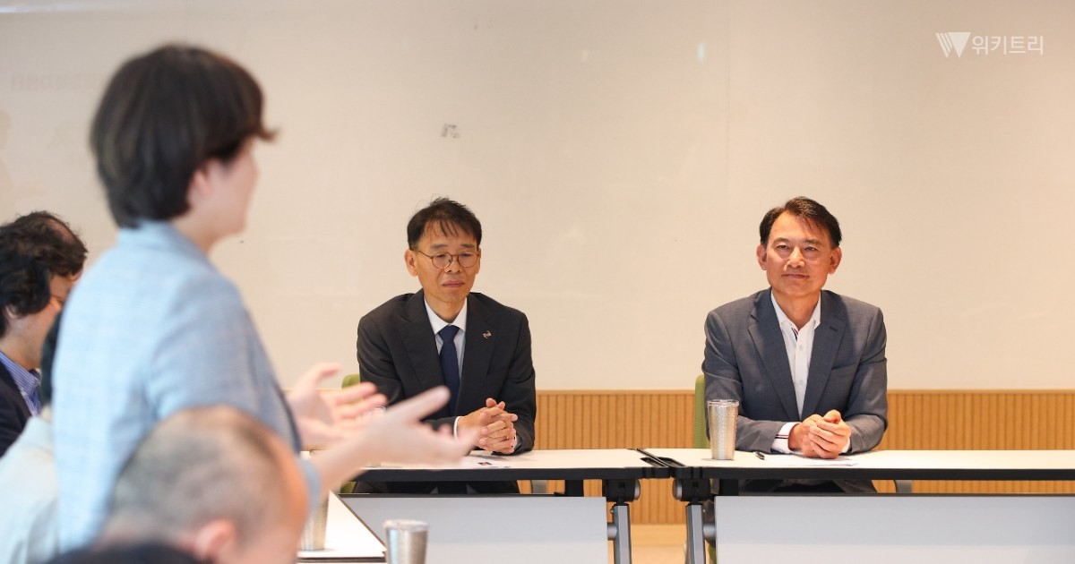 최현덕 남양주시장 당선인이 11일 시민주권위원회 출범 간담회에서 위원들과 시정 운영 방향을 논의하고 있다