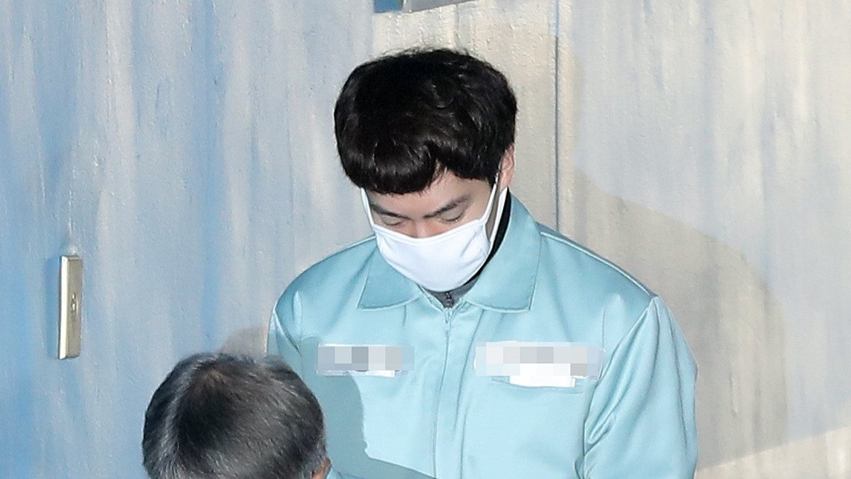 무면허 음주운전을 하다가 추돌사고를 낸 뒤 현장에서 도주한 혐의로 구속 기소된 배우 손승원이 지난 2019년 공판에 출석하고 있는 모습 / 뉴스1