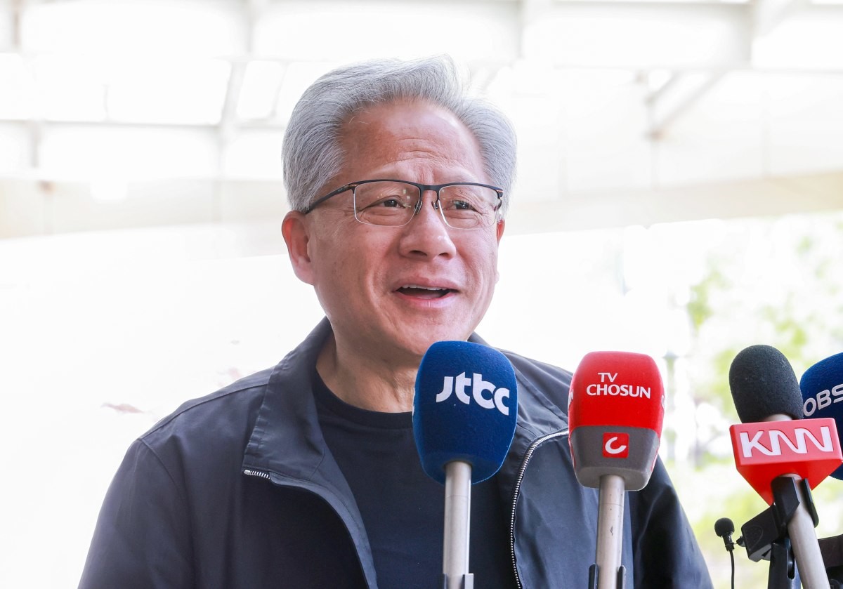 지난 9일 서울 강서구 서울김포비즈니스항공센터(SGBAC)를 통해 출국 전 취재진의 질문에 답하고 있는 젠슨 황 / 뉴스1