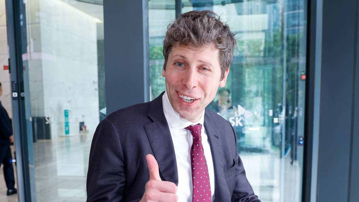 샘 올트먼(Sam Altman) 오픈 AI CEO가 지난해 서울 종로구 SK서린빌딩에서 최태원 SK그룹 회장과 회동을 마친 뒤 차량으로 향하며 취재진 질문에 엄지 손가락을 치켜들고 있다. / 뉴스1