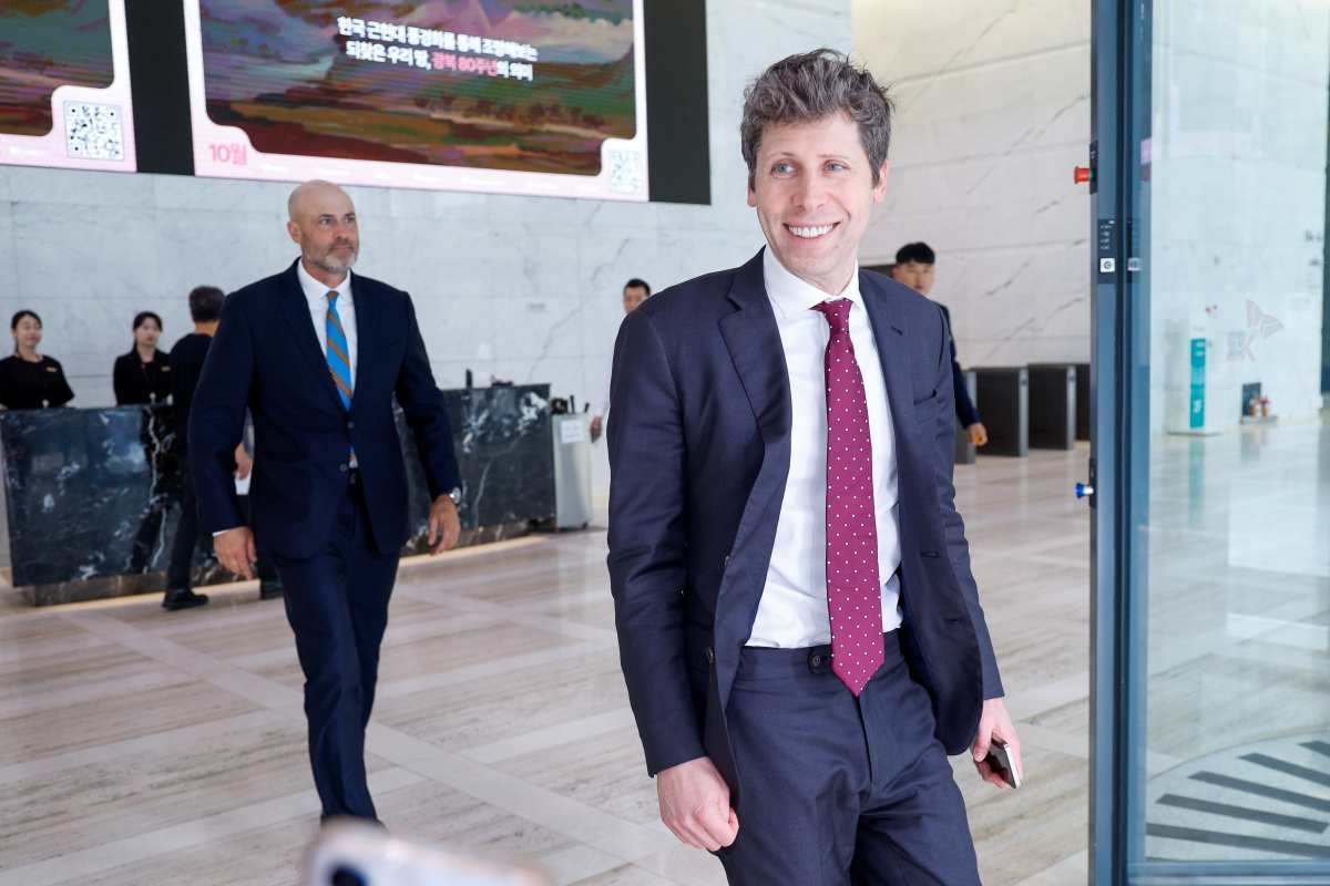 샘 올트먼(Sam Altman) 오픈 AI CEO가 지난해 서울 종로구 SK서린빌딩에서 최태원 SK그룹 회장과 회동을 마친 뒤 차량으로 향하고 있다. / 뉴스1
