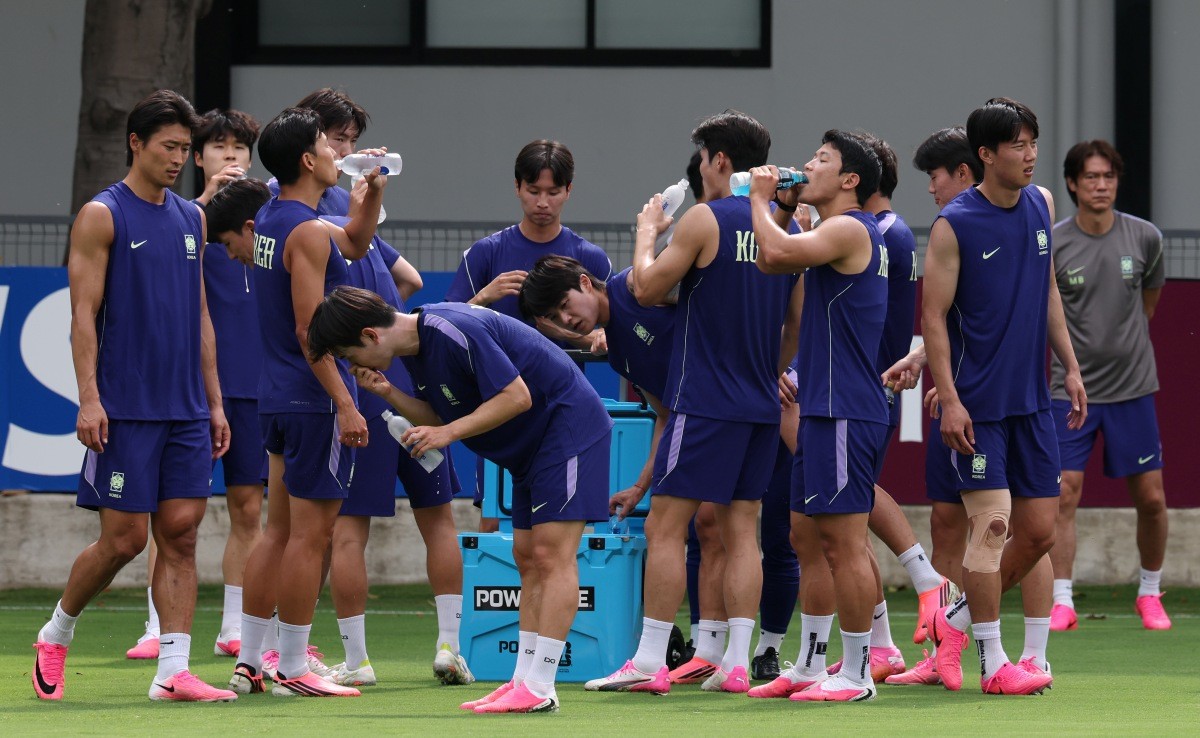대한민국 축구대표팀 선수들이 6일(현지시간) 멕시코 할리스코 과달라하라에 위치한 '치바스 베르데 바예' 훈련장에서 열린 2026 국제축구연맹(FIFA) 북중미월드컵 피파 커뮤니티 트레이닝(오픈 트레이닝)에서 훈련 사이에 물을 마시고 있다. / 뉴스1