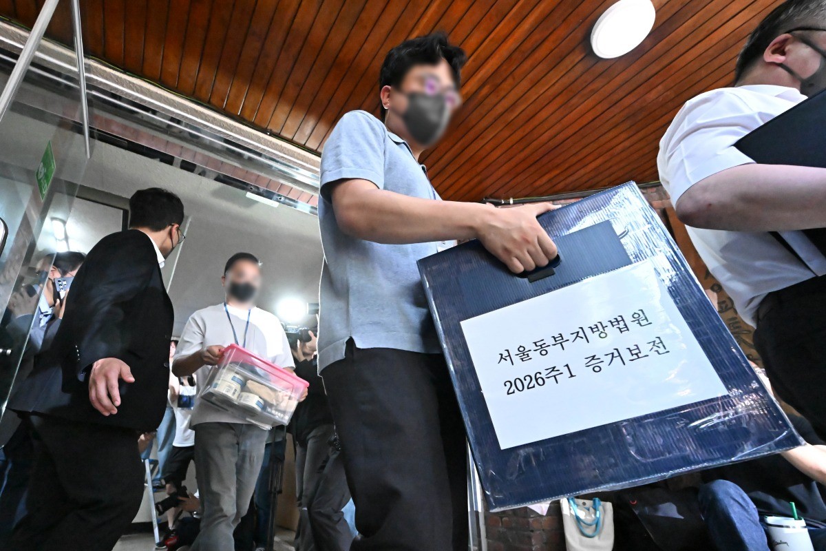 김지연 서울동부지방법원 민사51단독 부장판사를 비롯한 관계자들이 지난 10일 서울 송파구 잠실7동 제2투표소였던 우성아파트 노인정에서 증거 보전을 마친 뒤 이동하고 있다. / 뉴스1