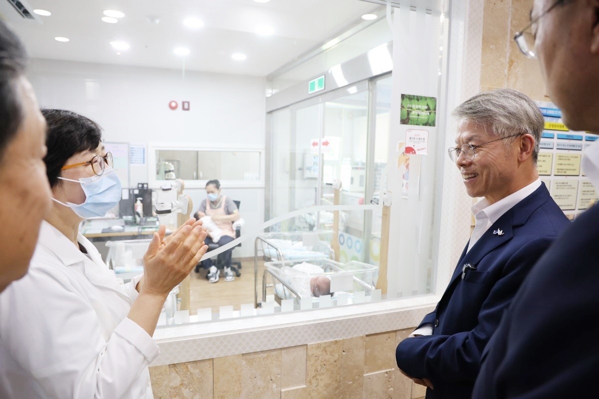 "아이 낳고 키우기 좋은 으뜸 도시 만든다"… 민형배 당선인, 해남 공공산후조리원서 '책임 돌봄' 첫걸음