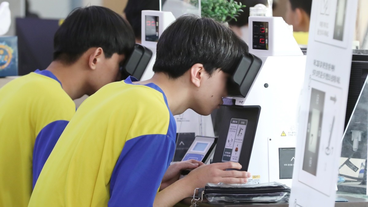 부산울산지방병무청에서 병역판정검사가 실시된 가운데 입영대상자가 현역대상자들이 신체검사를 받고 있다. 기사의 이해를 돕기 위한 사진 / 뉴스1