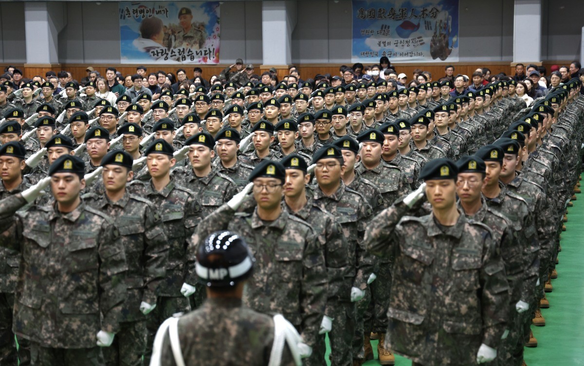 신병교육을 마친 훈련병들이 경례를 하고 있다 / 뉴스1