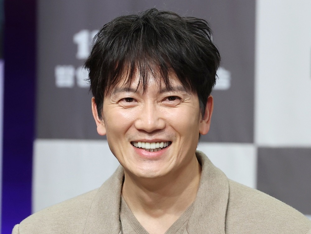 지성 자료사진. 지성이 2026년 1월 2일 오후 서울 마포구 MBC 상암 신사옥에서 진행된 MBC 새 금토드라마 ‘판사 이한영’ 제작발표회에서 미소를 짓고 있다. / 뉴스1