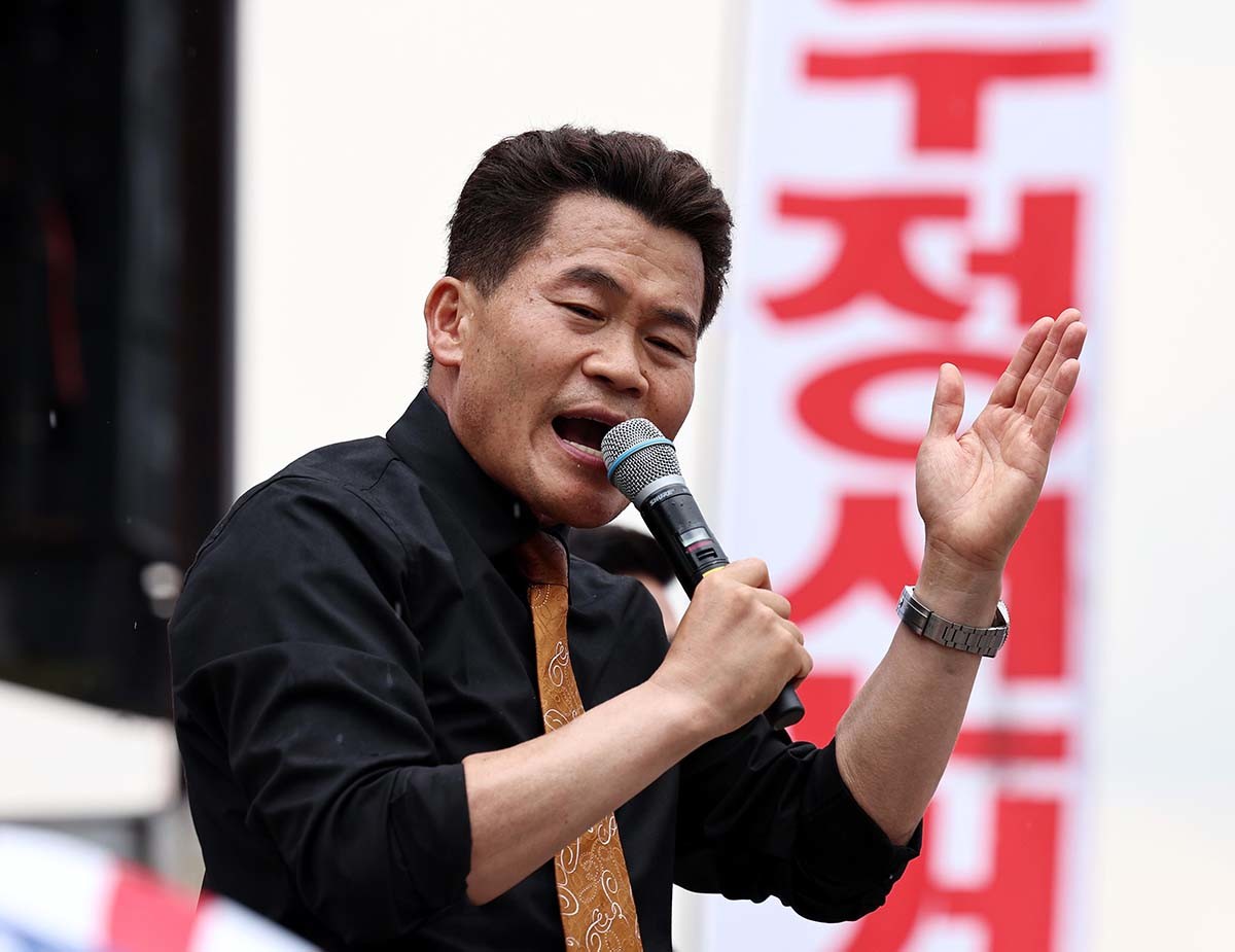 보수성향 단체 회원들이 4일 경기 과천시 중앙선거관리위원회 앞에서 집회를 열고 제9회 전국동시지방선거 투표용지 부족 사태를 규탄하는 내용의 발언을 하고 있다. / 뉴스1