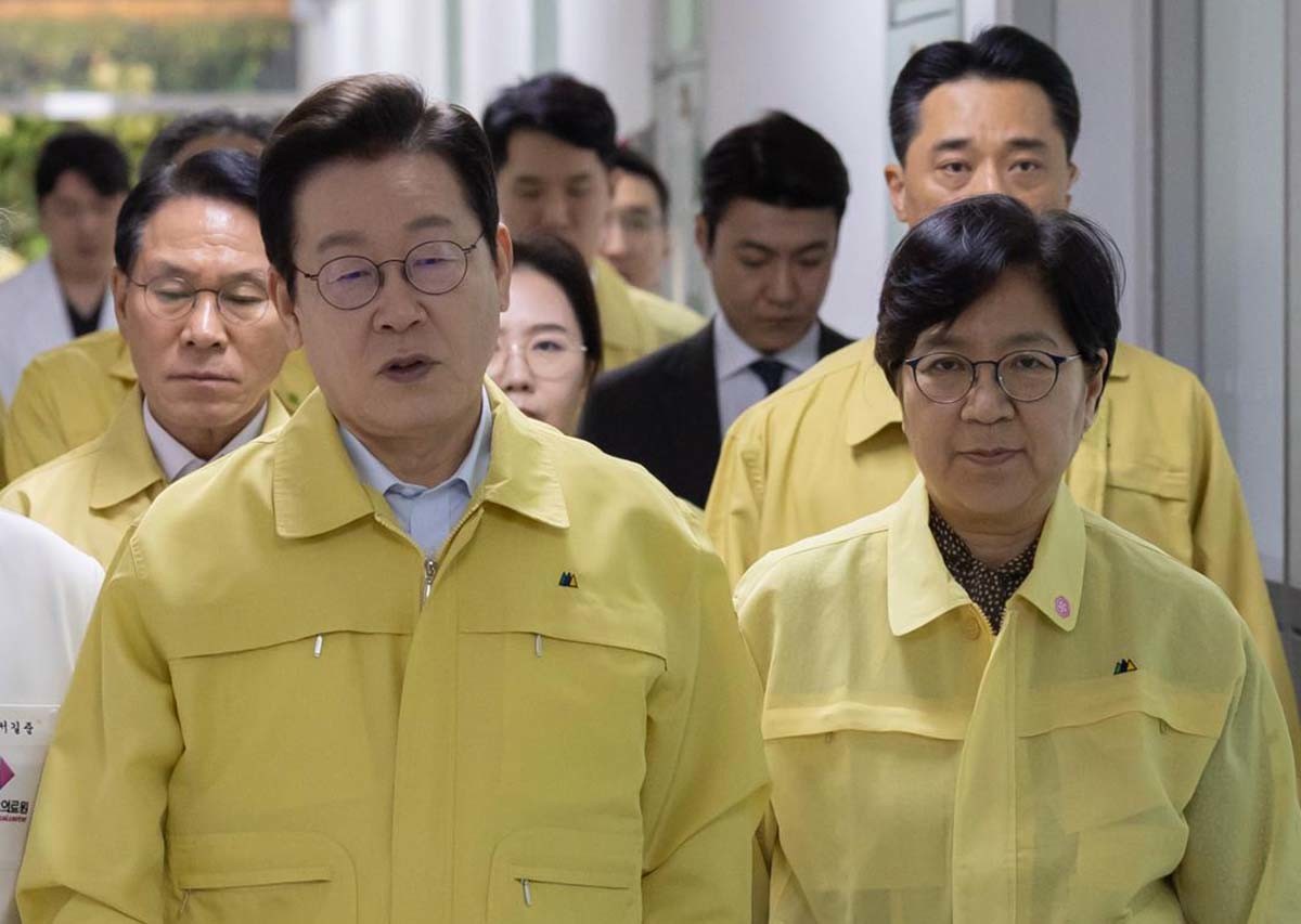 이재명 대통령이 2025년 9월 29일 서울 중구 국립중앙의료원에서 열린 응급의료현장 간담회에 참석하고 있다. 이 대통령 오른쪽이 정은경 보건복지부 장관이다. / 청와대(당시는 대통령실) 제공