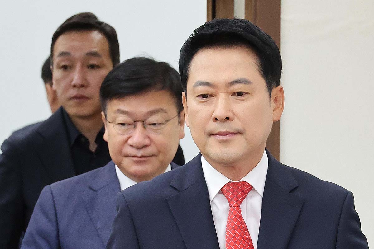 장동혁 국민의힘 대표와 정점식 원내대표가 11일 서울 여의도 국회에서 열린 최고위원회의에 참석하고 있다. / 뉴스1