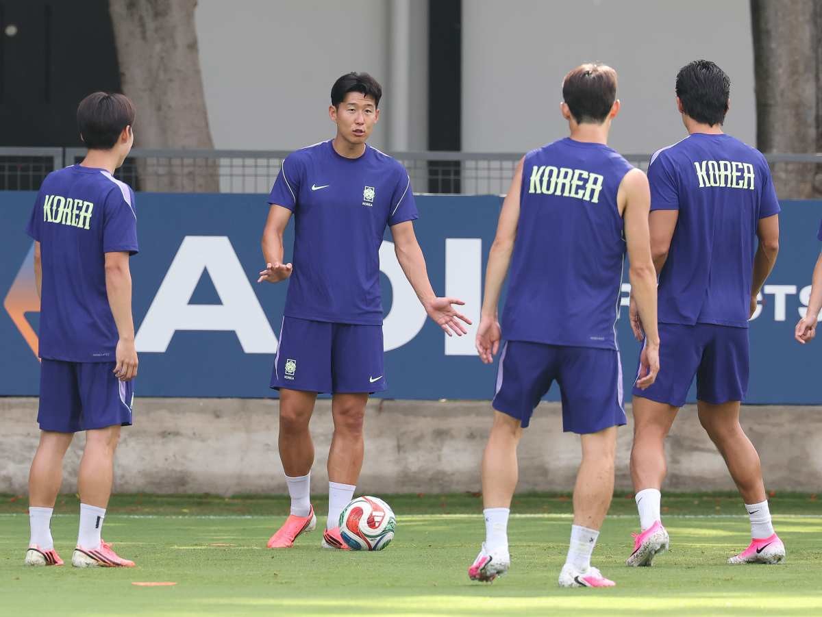 2026 북중미 월드컵에 출전하는 대한민국 축구 국가대표팀 손흥민이 지난 10일(현지시간) 멕시코 과달라하라 인근 사포판에 위치한 치바스 바예 베르데에서 훈련 중 동료 선수들에게 이야기를 하고 있다. / 뉴스1