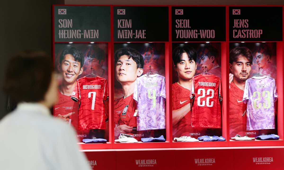 2026 북중미월드컵 체코와의 경기를 앞둔 지난 11일 서울 영등포구 더현대 서울 팝업 공간에 대한축구협회(KFA)의 '대한민국 축구국가대표팀 : 팬들의 베이스캠프' 팝업스토어가 운영되고 있다. / 뉴스1
