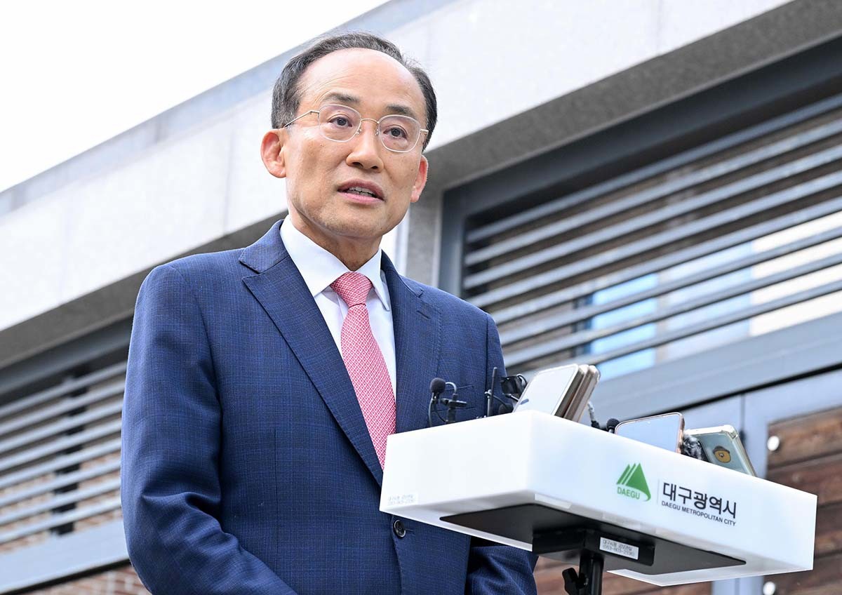 추경호 대구시장 당선인이 8일 오후 대구 달성군 박근혜 전 대통령 사저 앞에서 취재진 질문에 답하고 있다. / 대구시장직 인수위원회 제공