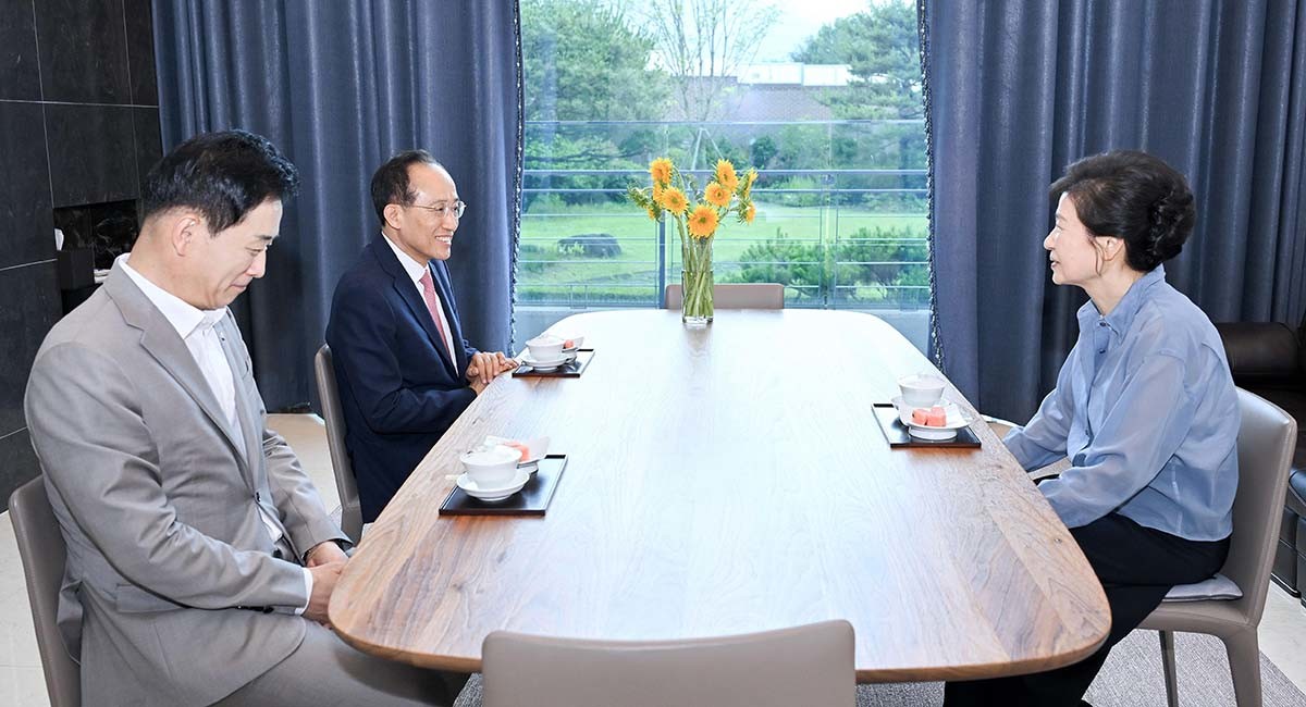 추경호 대구시장 당선인이 8일 오후 대구 달성군 사저를 찾아 박근혜 전 대통령을 예방하고 있다. / 대구시장직 인수위원회