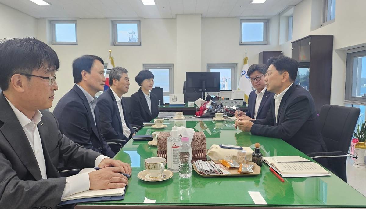 박용선 포항시장 당선인이 지난 11일 민선9기 포항시장직 인수위원회 사무실을 방문한 포스코 이희근 사장과 박남식 포항제철소장 등을 만나고 있다/박용선 당선인 SNS캡처