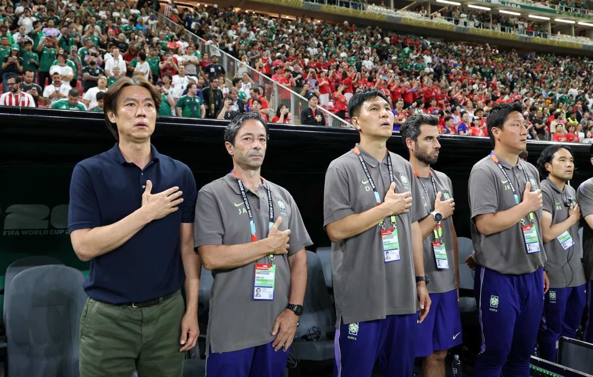 홍명보 축구대표팀 감독과 코치진들이 11일(현지시간) 멕시코 할리스코주 사포판 과달라하라 스타디움에서 열린 2026 북중미 월드컵 A조 조별리그 1차전 대한민국과 체코의 경기에서 국민의례를 하고 있다. / 뉴스1