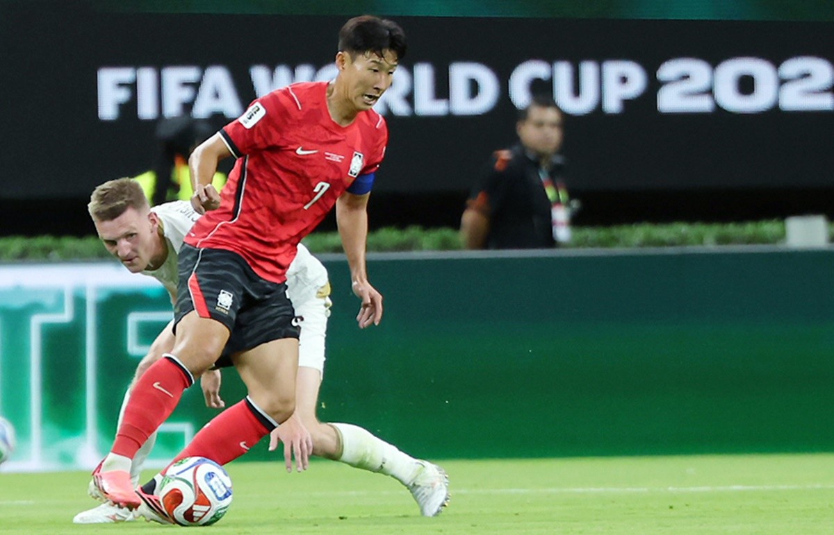 대한민국 축구 국가대표팀 손흥민이 11일(현지 시각) 멕시코 할리스코주 사포판 과달라하라 스타디움에서 열린 2026 북중미 월드컵 A조 조별리그 1차전 대한민국과 체코의 경기에서 상대를 제치고 있다. 자료 사진.     홍명보 감독이 이끄는 대한민국 축구대표팀은 12일(한국 시간) 멕시코 사포판의 과달라하라 스타디움에서 열린 북중미 월드컵 조별리그 A조 1차전에서 전반까지 체코와 0-0으로 팽팽한 승부를 펼쳤다. 대한민국은 슈팅 수에서 7-2로, 유효슈팅 수에서 1-0으로 앞섰다.    / 뉴스1