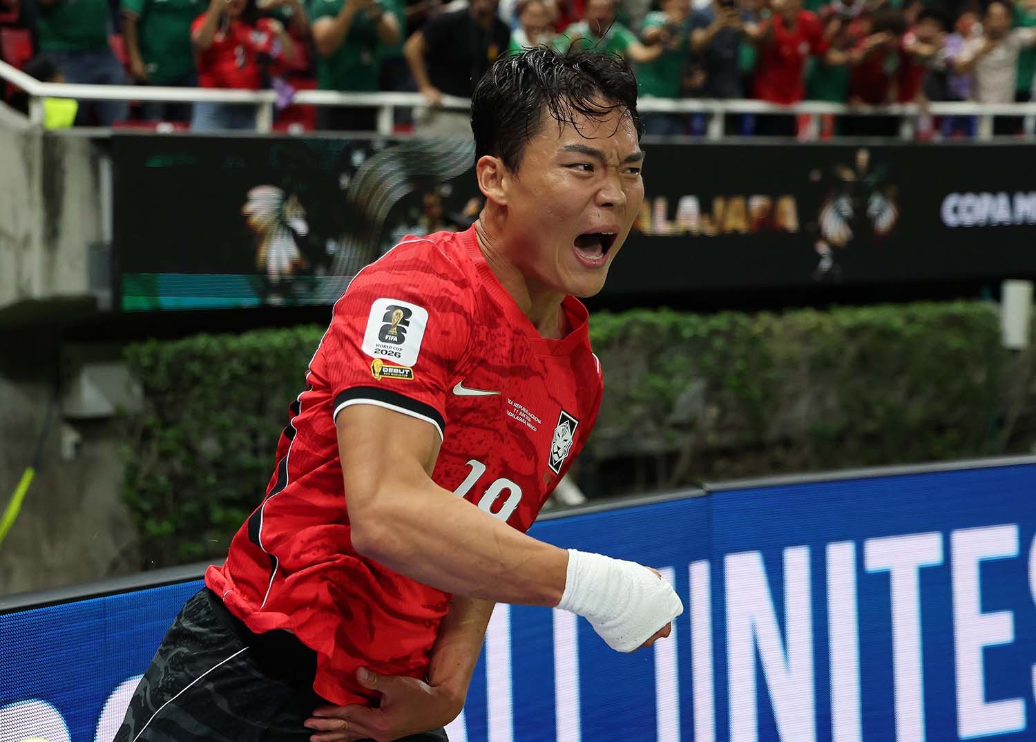 대한민국 축구국가대표팀 오현규가 11일(현지시간) 멕시코 할리스코주 사포판 과달라하라 스타디움에서 열린 2026 북중미 월드컵 A조 조별리그 1차전 대한민국과 체코의 경기에서 역전골을 넣은 뒤 환호하고 있다. / 뉴스1