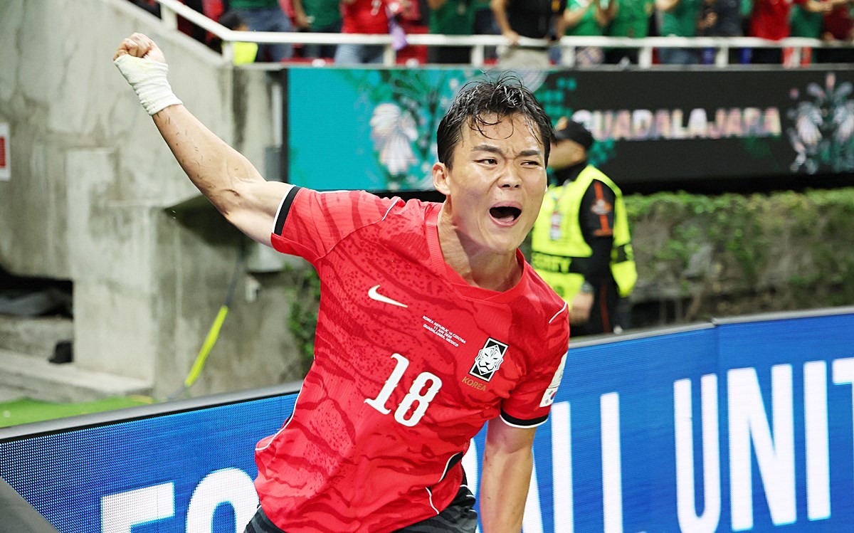 대한민국 축구 국가대표팀 오현규가 11일(현지 시각) 멕시코 할리스코주 사포판 과달라하라 스타디움에서 열린 2026 북중미 월드컵 A조 조별리그 1차전 대한민국과 체코의 경기에서 역전골을 넣은 뒤 환호하고 있다. 자료 사진. 홍명보 감독이 이끄는 한국 축구대표팀은 2026 북중미 월드컵 첫 경기에서 황인범과 오현규의 후반 연속골로 체코 축구대표팀에 역전승을 거뒀다. 한국 축구대표팀은 12일(한국 시각) 멕시코 사포판의 과달라하라 스타디움에서 열린 북중미 월드컵 조별리그 A조 1차전에서 체코에 2-1로 승리했다. / 뉴스1