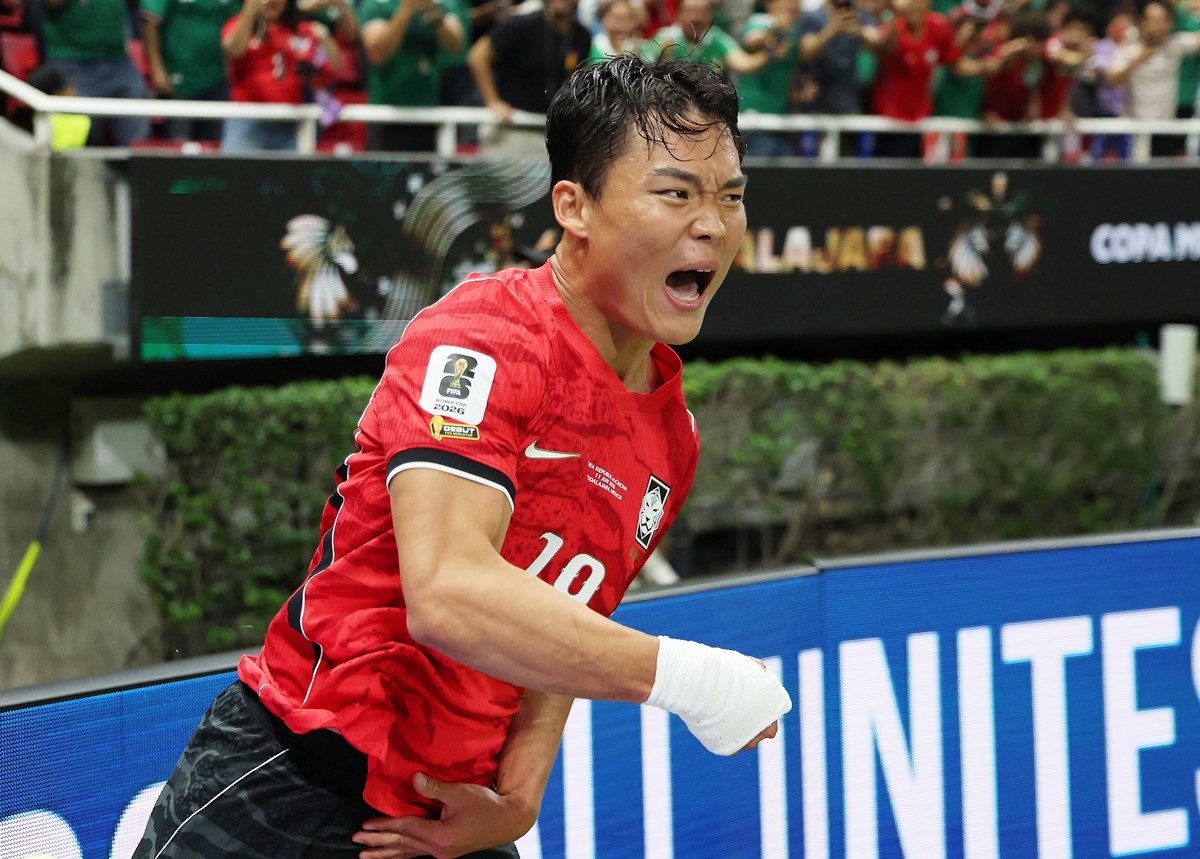 대한민국 축구 국가대표팀 오현규가 11일(현지 시각) 멕시코 할리스코주 사포판 과달라하라 스타디움에서 열린 2026 북중미 월드컵 A조 조별리그 1차전 대한민국과 체코의 경기에서 역전골을 넣은 뒤 환호하고 있다. 자료 사진. 홍명보 감독이 이끄는 한국 축구대표팀은 2026 북중미 월드컵 첫 경기에서 황인범과 오현규의 후반 연속골로 체코 축구대표팀에 역전승을 거뒀다. 한국 축구대표팀은 12일(한국 시각) 멕시코 사포판의 과달라하라 스타디움에서 열린 북중미 월드컵 조별리그 A조 1차전에서 체코에 2-1로 승리했다. / 뉴스1