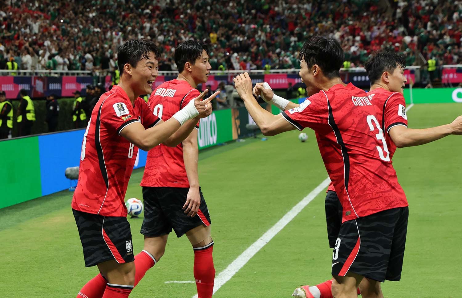 대한민국 축구국가대표팀 오현규가 11일(현지시간) 멕시코 할리스코주 사포판 과달라하라 스타디움에서 열린 2026 북중미 월드컵 A조 조별리그 1차전 대한민국과 체코의 경기에서 역전골을 넣고 이기혁과 하이파이브를 나누고 있다. 이날 경기는 대한민국이 체코를 상대로 2-1로 승리했다. / 뉴스1