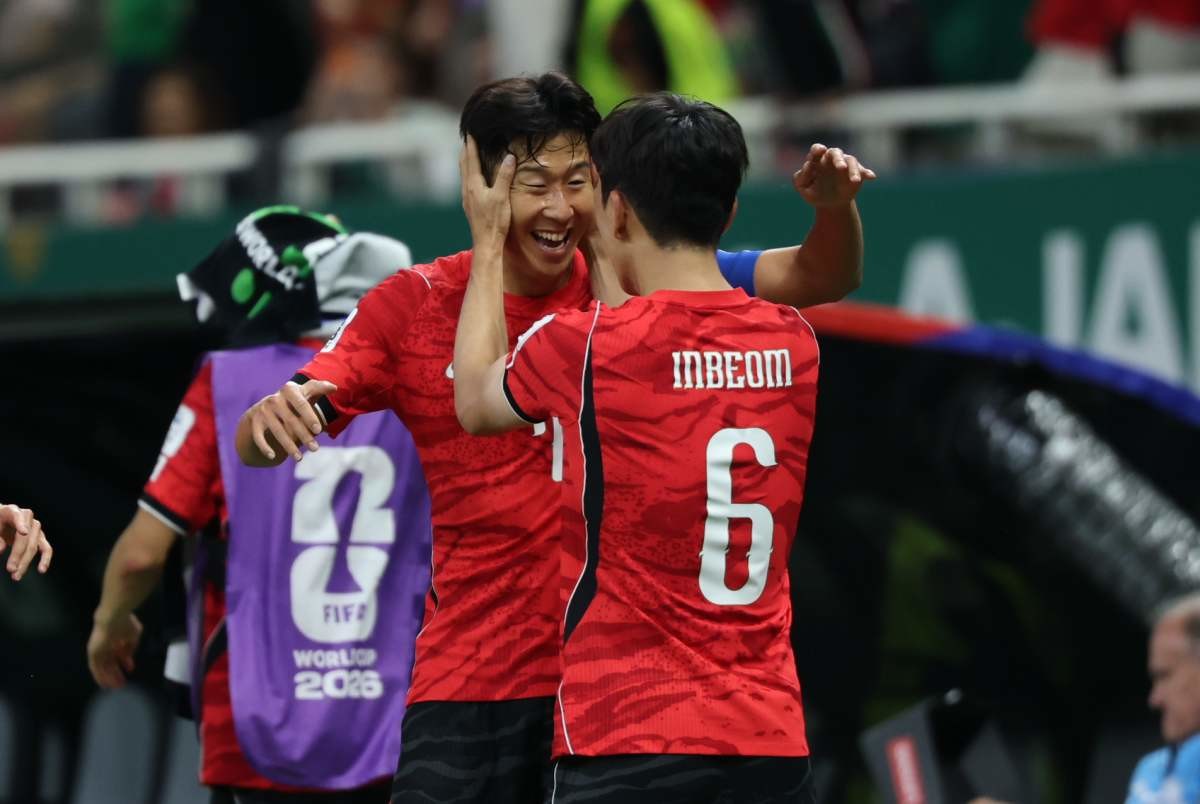 대한민국 축구국가대표팀 황인범이 지난 11일(현지 시각) 멕시코 할리스코주 사포판 과달라하라 스타디움에서 열린 2026 북중미 월드컵 A조 조별리그 1차전 대한민국과 체코의 경기에서 동점골을 넣은 후 손흥민과 함께 기뻐하고 있다. / 뉴스1