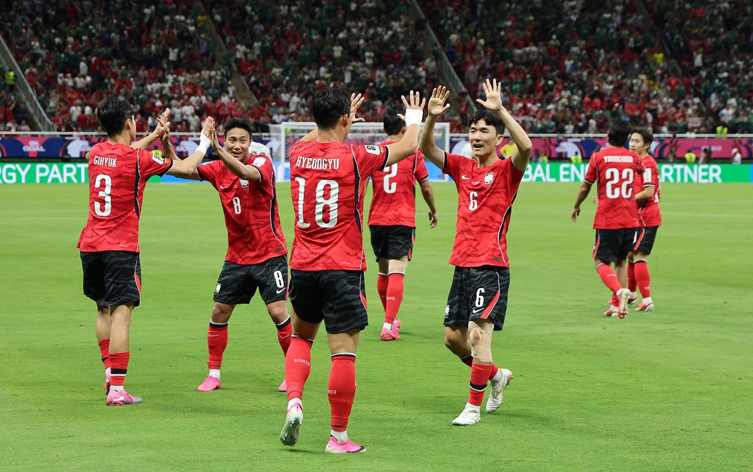 대한민국 축구국가대표팀 오현규와 황인범이 11일(현지시간) 멕시코 할리스코주 사포판 과달라하라 스타디움에서 열린 2026 북중미 월드컵 A조 조별리그 1차전 대한민국과 체코 경기에서 하이파이브를 하고 있다. 이날 경기는 대한민국 체코를 상대로 2-1로 승리했다. / 뉴스1