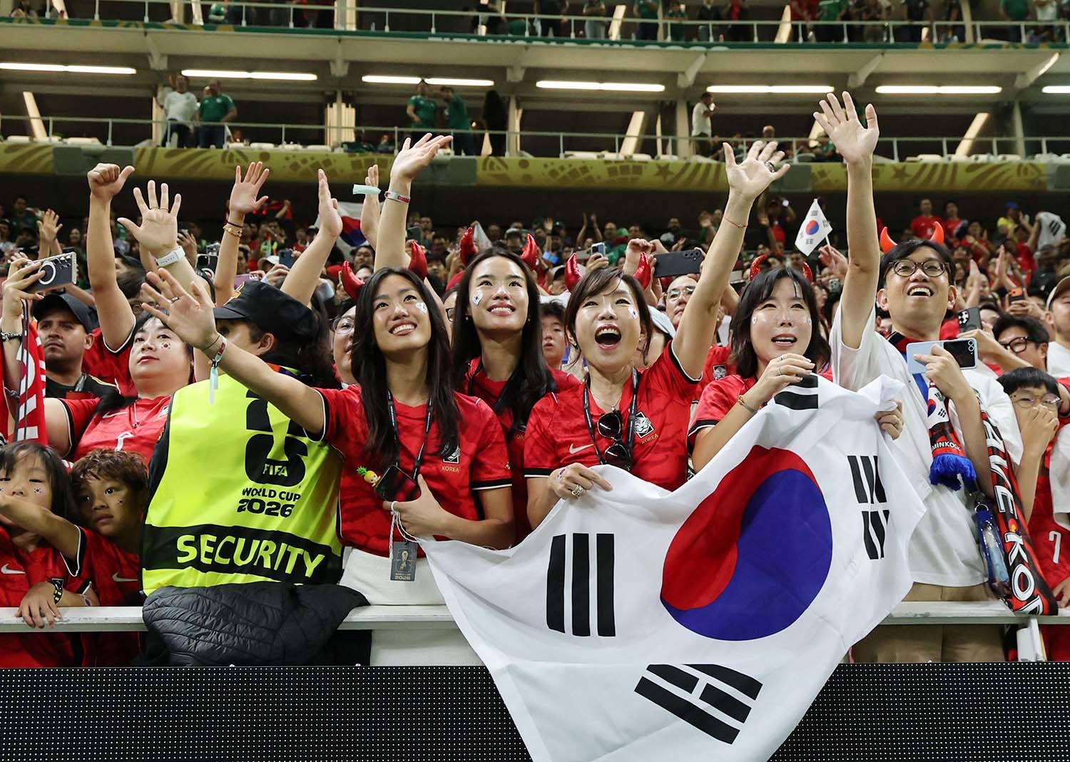 11일(현지시간) 멕시코 할리스코주 사포판 과달라하라 스타디움에서 열린 2026 북중미 월드컵 A조 조별리그 1차전 대한민국과 체코의 경기에서 대한민국이 체코를 상대로 2-1로 승리를 거두자 붉은악마들이 환호하고 있다. 이날 경기는 대한민국이 체코를 상대로 2-1로 승리했다. / 뉴스1
