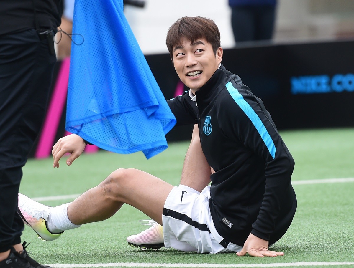 남다른 축구 사랑으로 유명한 가수 윤두준 / 뉴스1