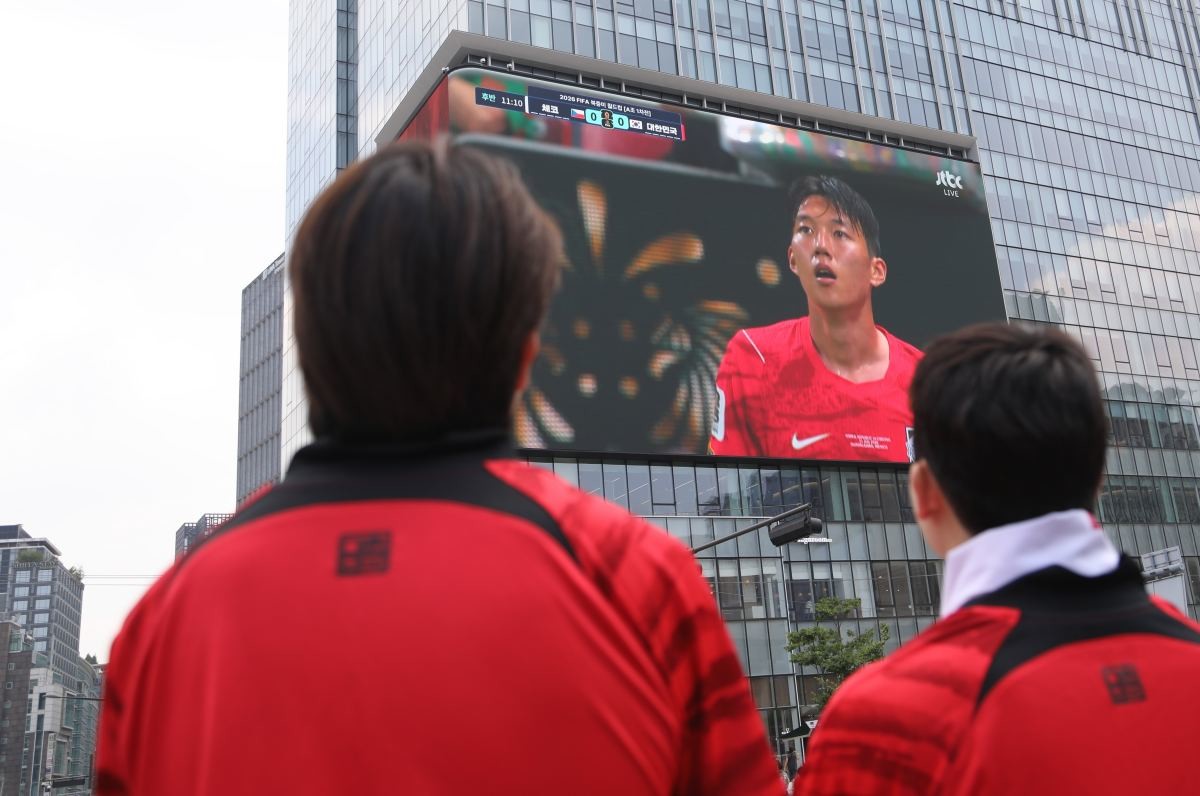 축구국가대표팀 공식 서포터즈 붉은악마를 비롯한 시민들이 12일 서울 종로구 광화문광장에서 2026 북중미월드컵 A조 조별리그 1차전 대한민국과 체코의 경기를 대형 화면으로 지켜보고 있다. / 뉴스1