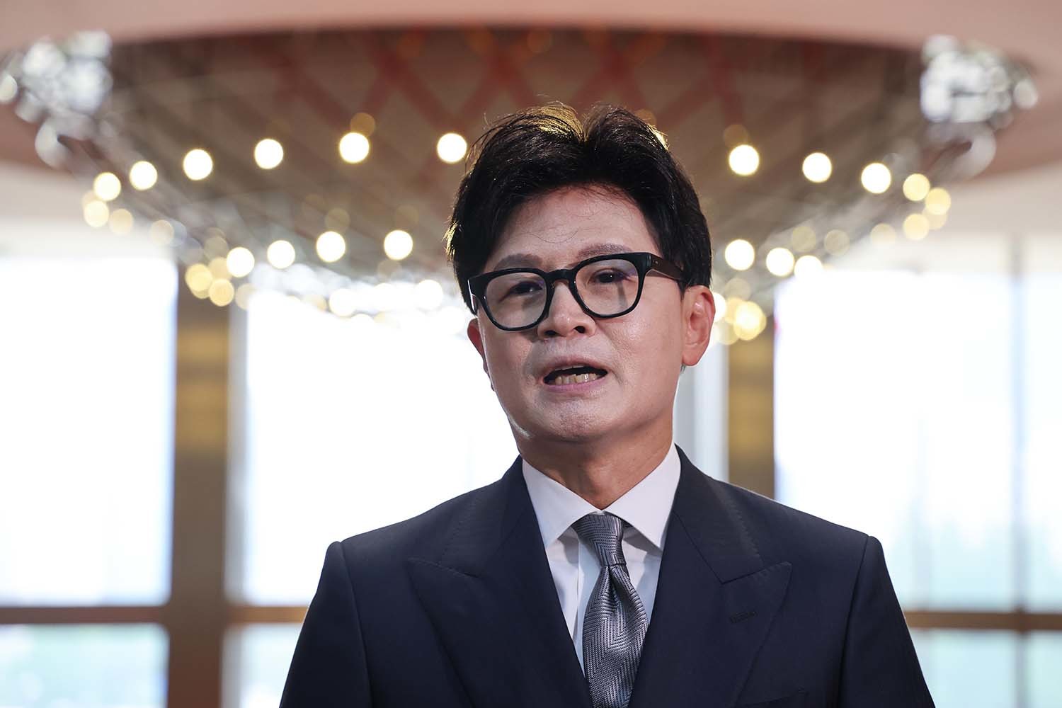 한동훈 무소속 의원이 11일 서울 여의도 국회에서 본회의장에 들어가기 전 취재진 질문에 답하고 있다. / 뉴스1