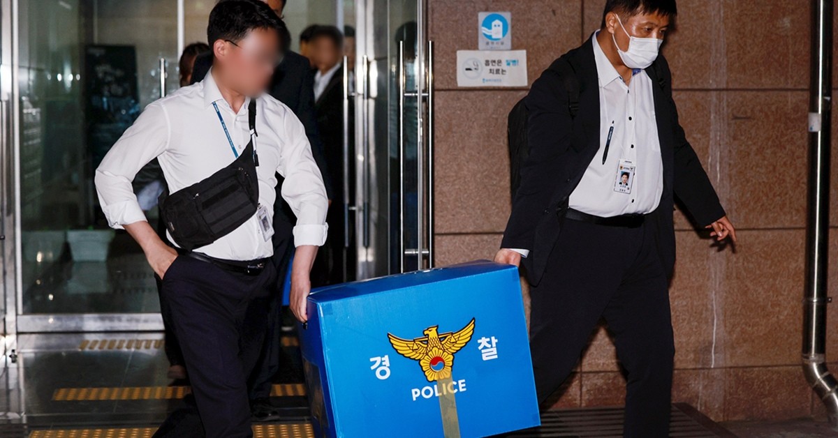 6·3 지방선거 투표용지 부족 사태를 수사하는 검경 합동수사본부 수사관들이 11일 서울 송파구선거관리위원회에 대한 압수수색을 마친 후 압수품 상자를 들고 이동하고 있다. / 뉴스1