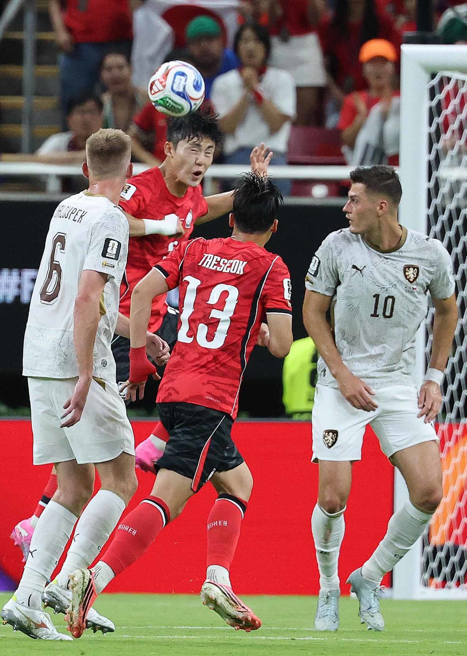 “이렇게 강렬하고 무서운 축구는 처음” 한국인들이 체코 선수들에게 경악한 이유 