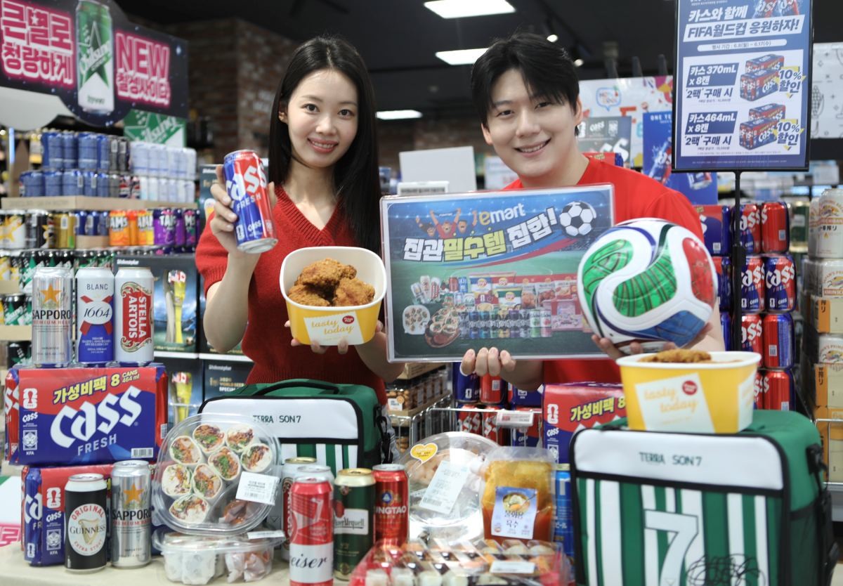 12일 서울 용산구 이마트 용산점에서 모델들이 2026 북중미월드컵을 맞아 '집관족(집에서 관람하는 사람)'을 위한 먹거리 할인 행사를 소개하고 있다.  / 뉴스1