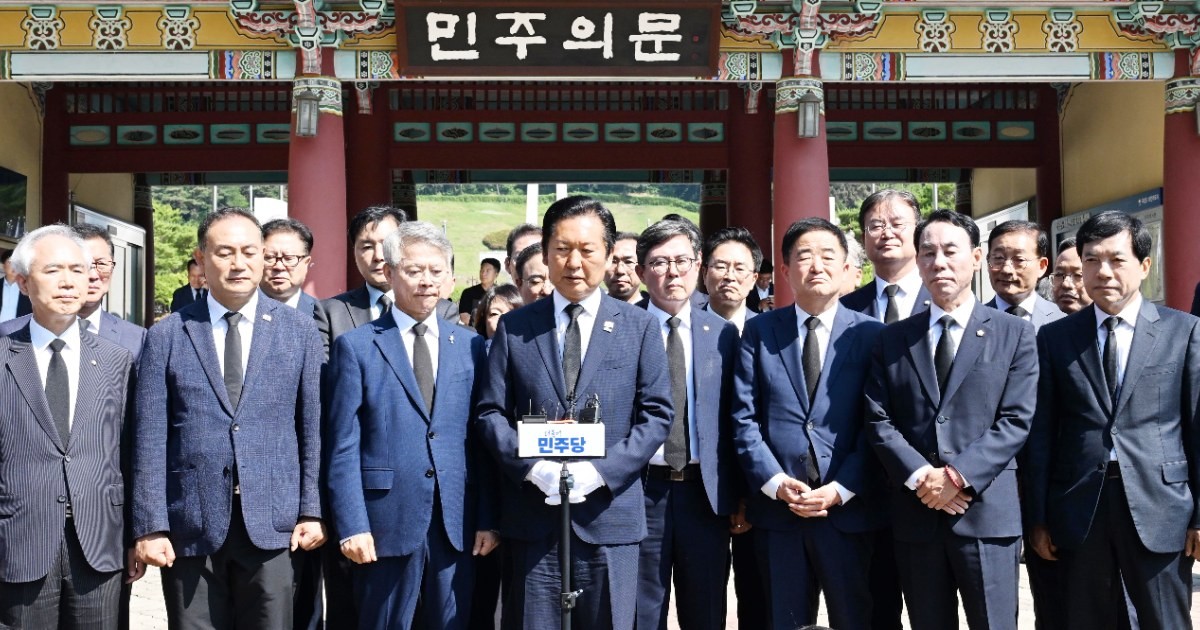 정청래 더불어민주당 정청래 대표가 12일 광주 북구 국립 5·18 민주묘지를 찾아 민형배 전남광주통합특별시장 당선인과 함께 5·18 민주화운동 희생자를 추모하고 기자회견을 하고 있다. /노해섭 기자
