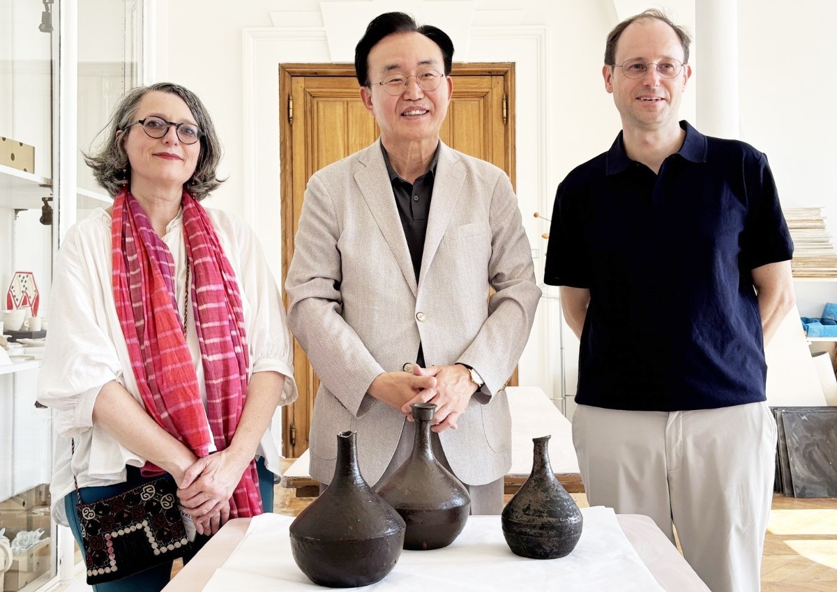 윤병태 시장(가운데)은 지난해 6월 프랑스 국제교류 방문 당시 1851년 한불 첫 만남의 상징인 ‘옹기주병’이 보관된 프랑스 파리의 세브르 국립도자기박물관을 방문했다. / 나주시