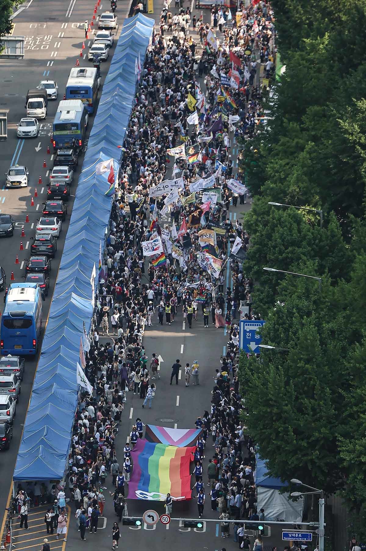 2025년 6월 14일 서울 종로구 종각역 인근에서 열린 '2025 제26회 서울퀴어퍼레이드'에서 참가자들이 행진하고 있다./ 뉴스1